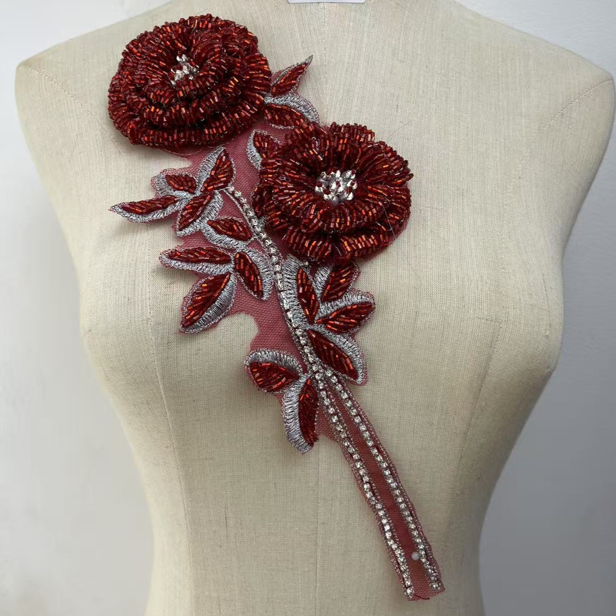 手工缝制钉珠重工花朵钻花玻璃珠大衣婚纱礼服装饰辅料胸前领花详情3