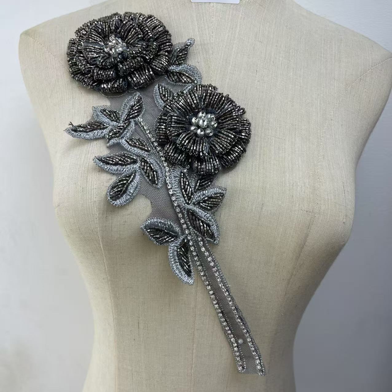 手工缝制钉珠重工花朵钻花玻璃珠大衣婚纱礼服装饰辅料胸前领花详情6