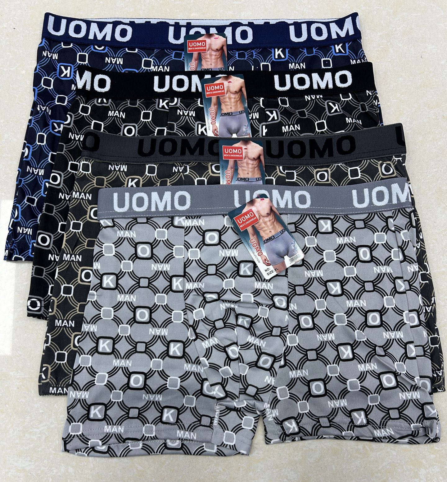 Men's briefs in solid color with grid printing and letched waistbands are available for export to Africa and the Middle East full figure