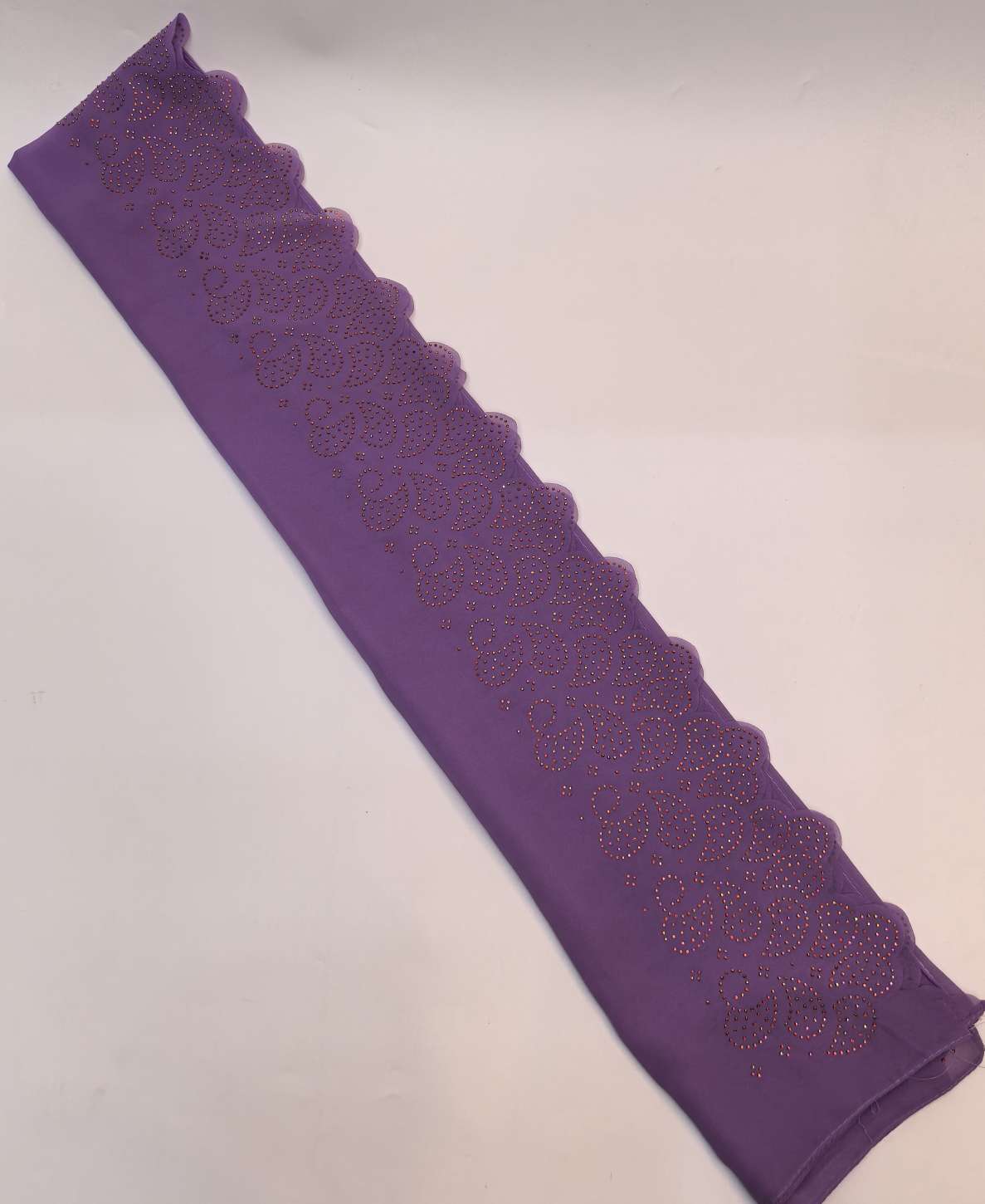 A long Muslim headscarf in ethnic style, with rhinestone chiffon Specification image