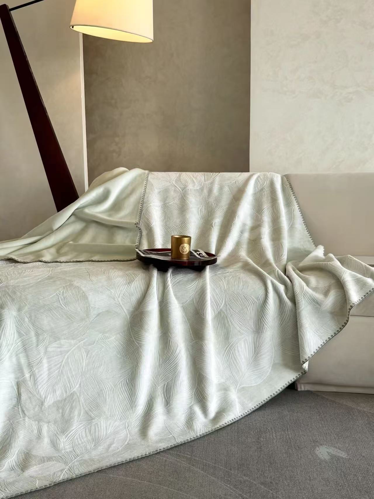 多功能提花盖毯白底实物图