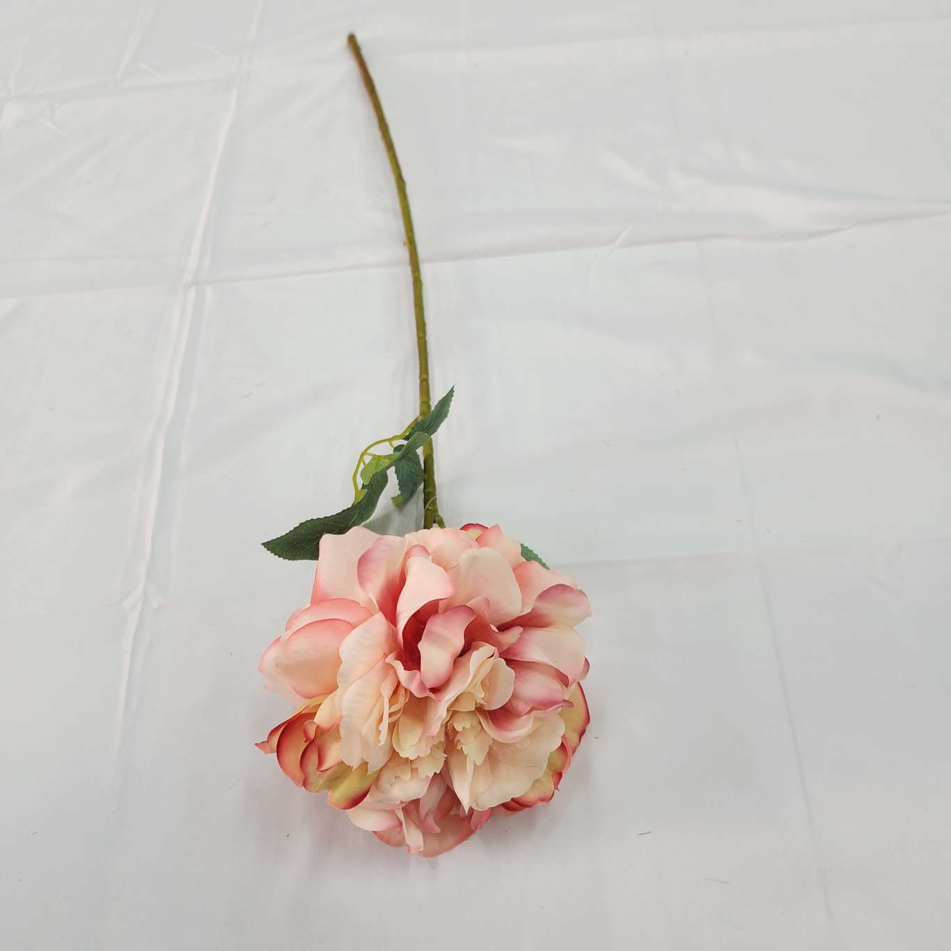 Single-stem imperial concubine peony office simulation rose, cultural gardening simulation flower arrangement, crocheted knitted flower bouquet, simulation flower decoration details Picture