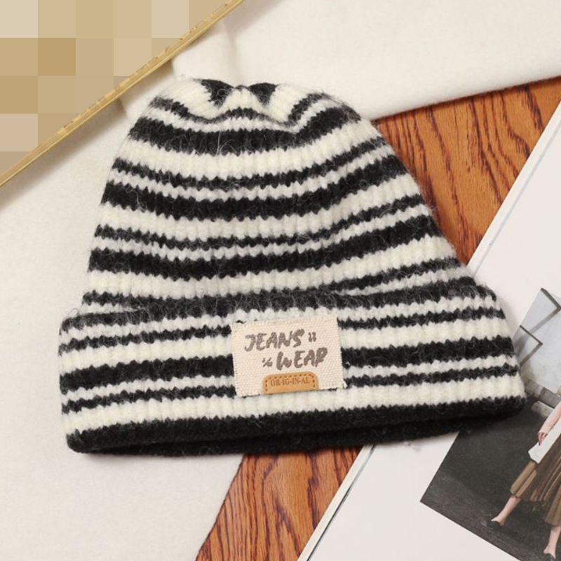 New autumn and winter striped Korean-style fashionable checkered letter patch large-head knitted cap, children's knitted cap trend Application Scenario