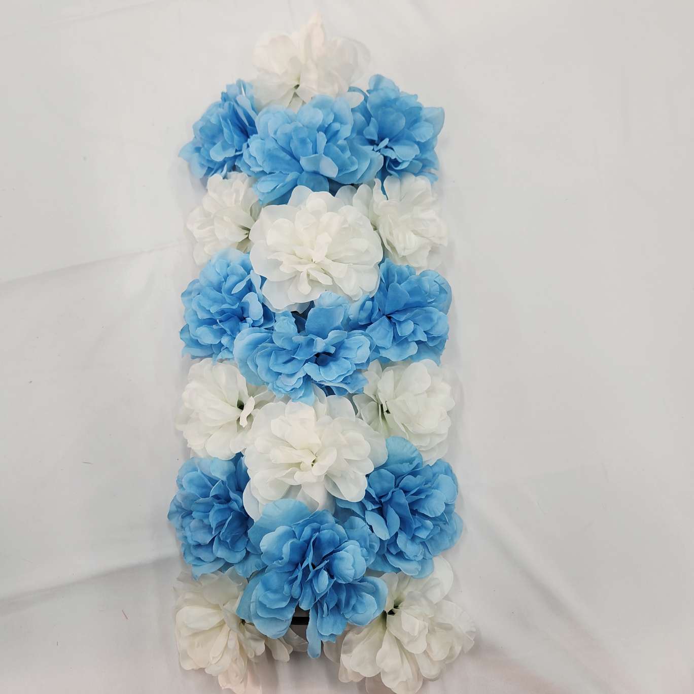 18-head dahlia floor-arranged flower bouquets wrapped around columns, realistic rose cultural gardening, realistic flower arrangement, crocheted and knitted flower bouquets, realistic flowers Application Scenario