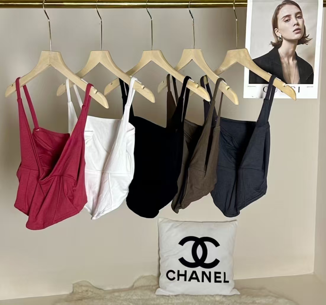 B4 # Foreign trade export inventory one-piece cup cotton fake two-piece halter top, versatile for hot girls, sexy and slimming, can be worn over a shoulder strap vest Application Scenario
