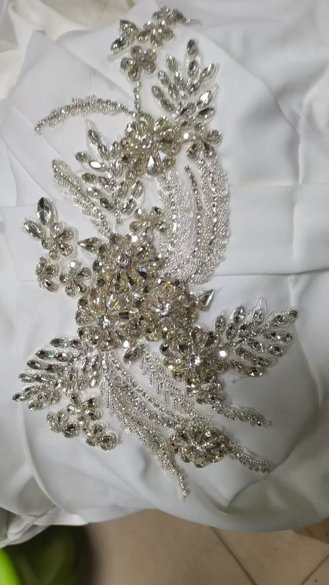 DIY wedding dresses, evening gowns, overcoats, outerwear, clothing accessories, lace. Hand-stitched glass, diamond-patterned patterns Application Scenario
