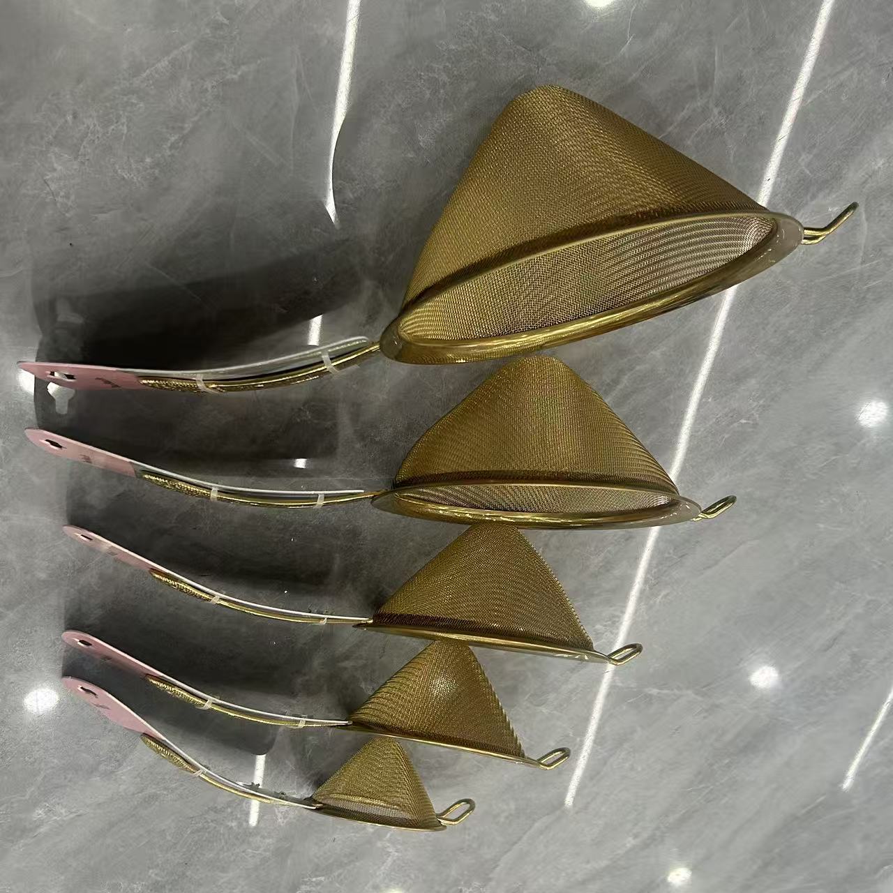 Golden mesh sieve, flour sieve, iron sieve, kitchenware, durable sieve, flour filtration tool Application Scenario