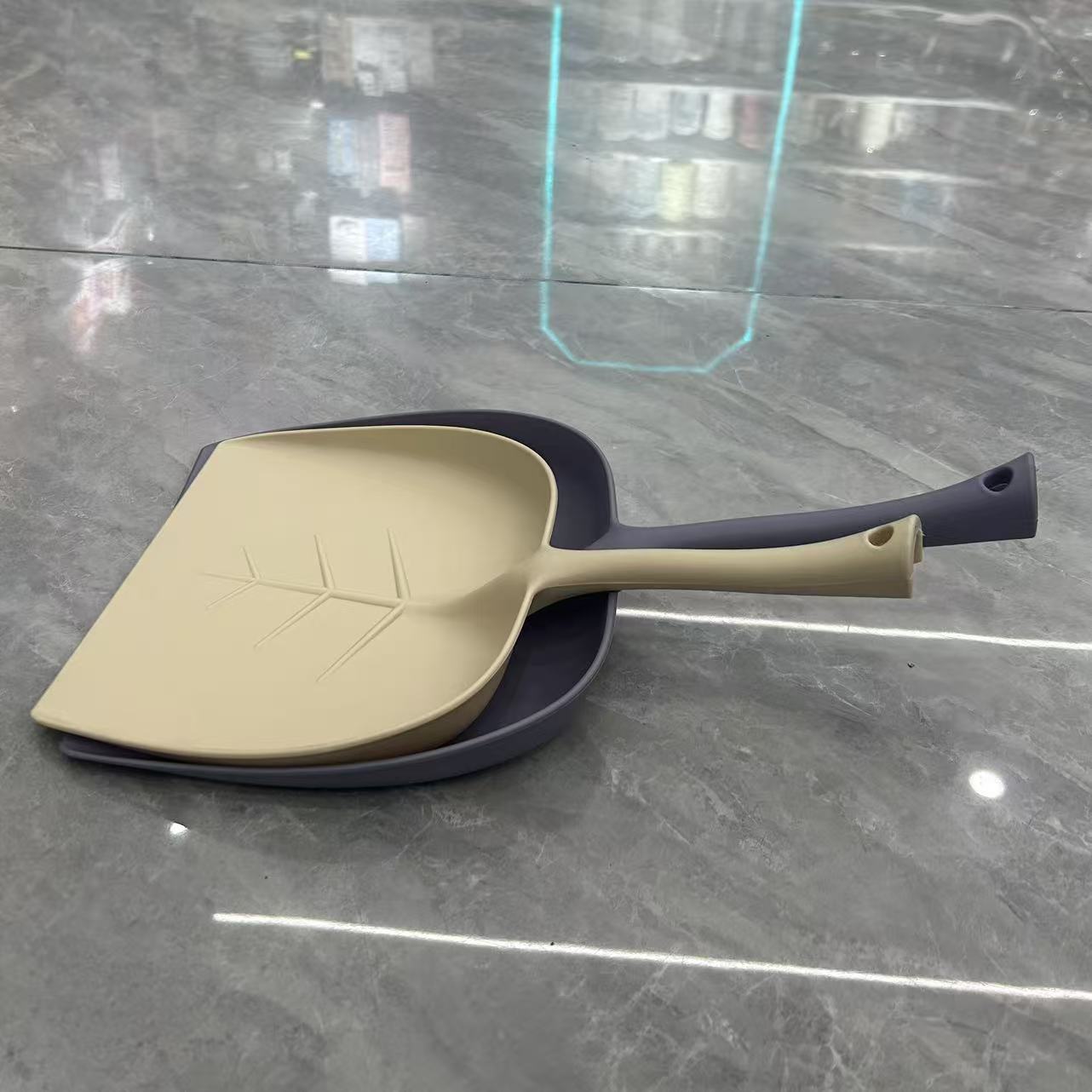 Multi-functional cleaning tools, broom and dustpan set, household sweeping dustpan, small and large dustpan, plastic dustpan wholesale Specification image