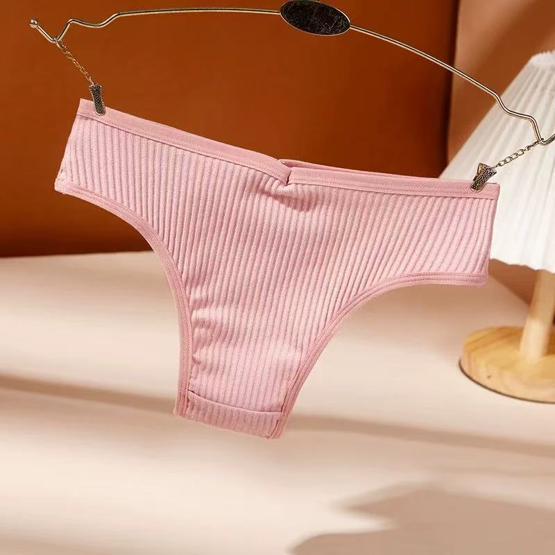 9273# Foreign trade export inventory: European and American feminine pure cotton bikini, large solid color mid-waisted tights, cotton crotch underwear for girls, women's underwear QNI Application Scenario
