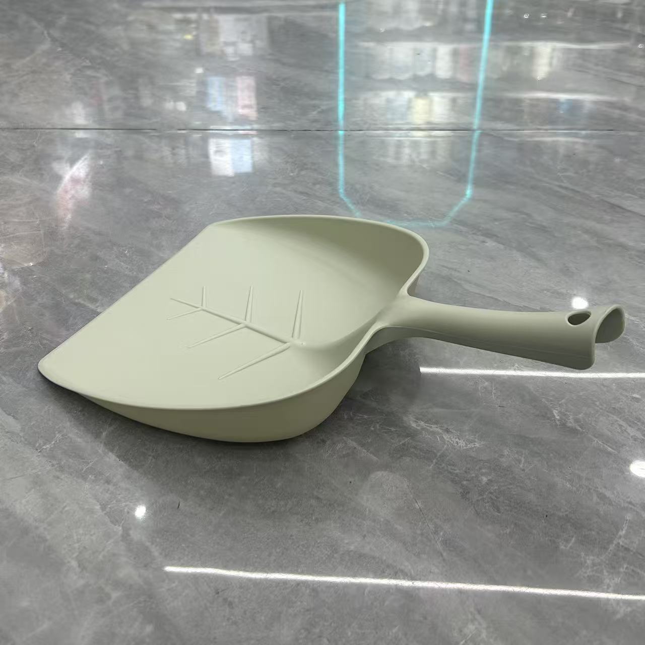 Light green leaf pattern dustpan, realistic flower arrangement, succulent simulation flower micro-landscape, handcrafted moss and green plant decoration, broom and dustpan Item Picture
