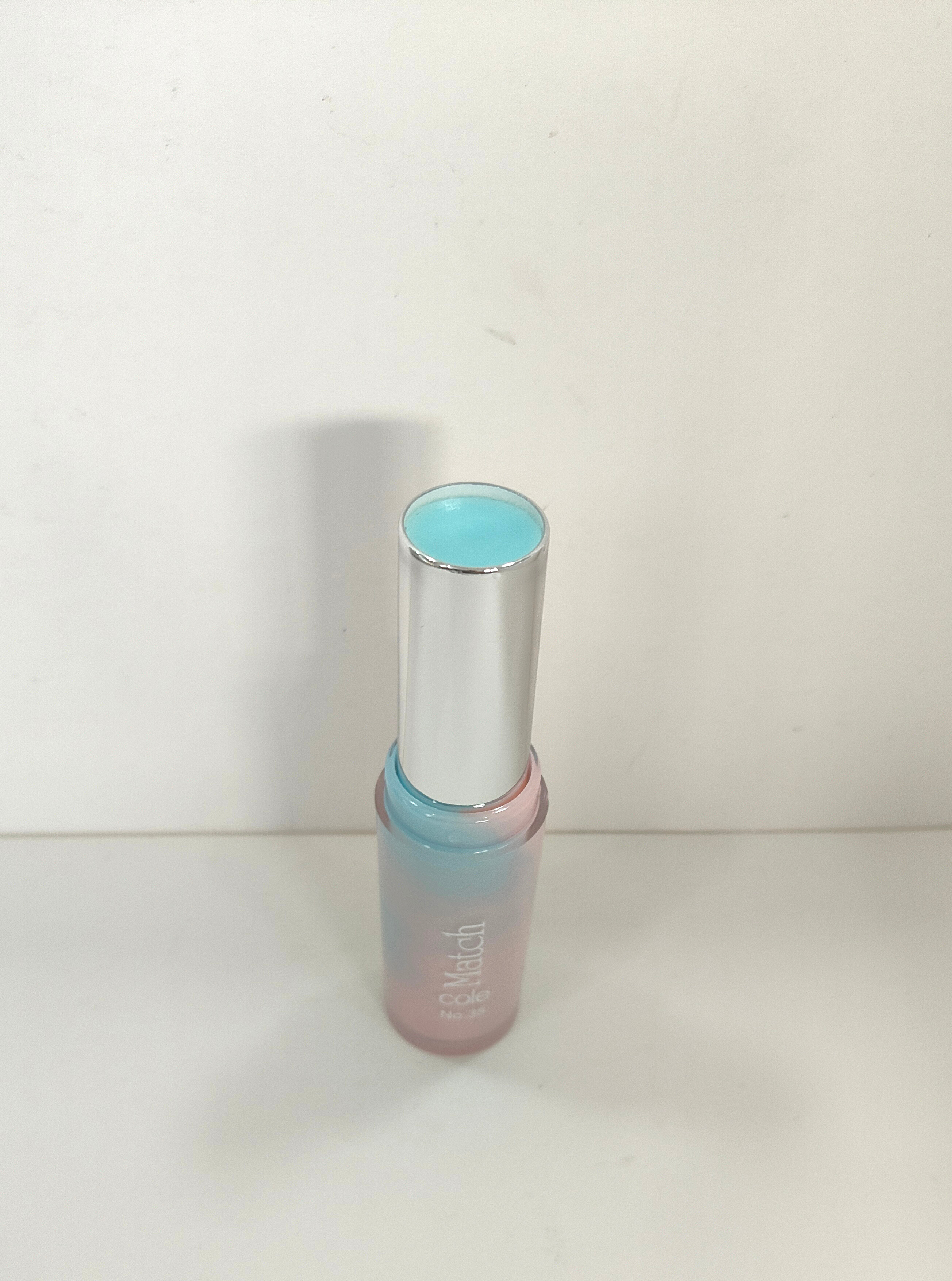 Aloe Vera Moisturizing Base Stick contains aloe vera water and hyaluronic acid. It provides a refreshing and hydrating sensation, replenishes moisture, soothes and smooths the skin Item Picture
