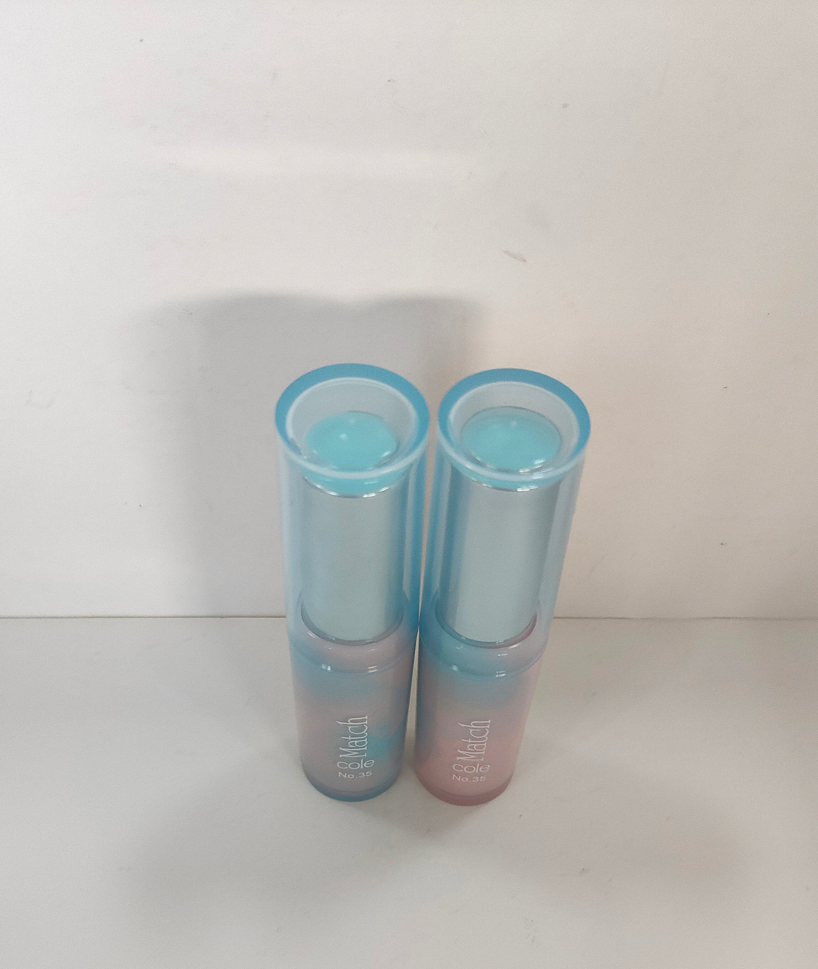 Aloe Vera Moisturizing Base Stick contains aloe vera water and hyaluronic acid. It provides a refreshing and hydrating sensation, replenishes moisture, soothes and smooths the skin Application Scenario