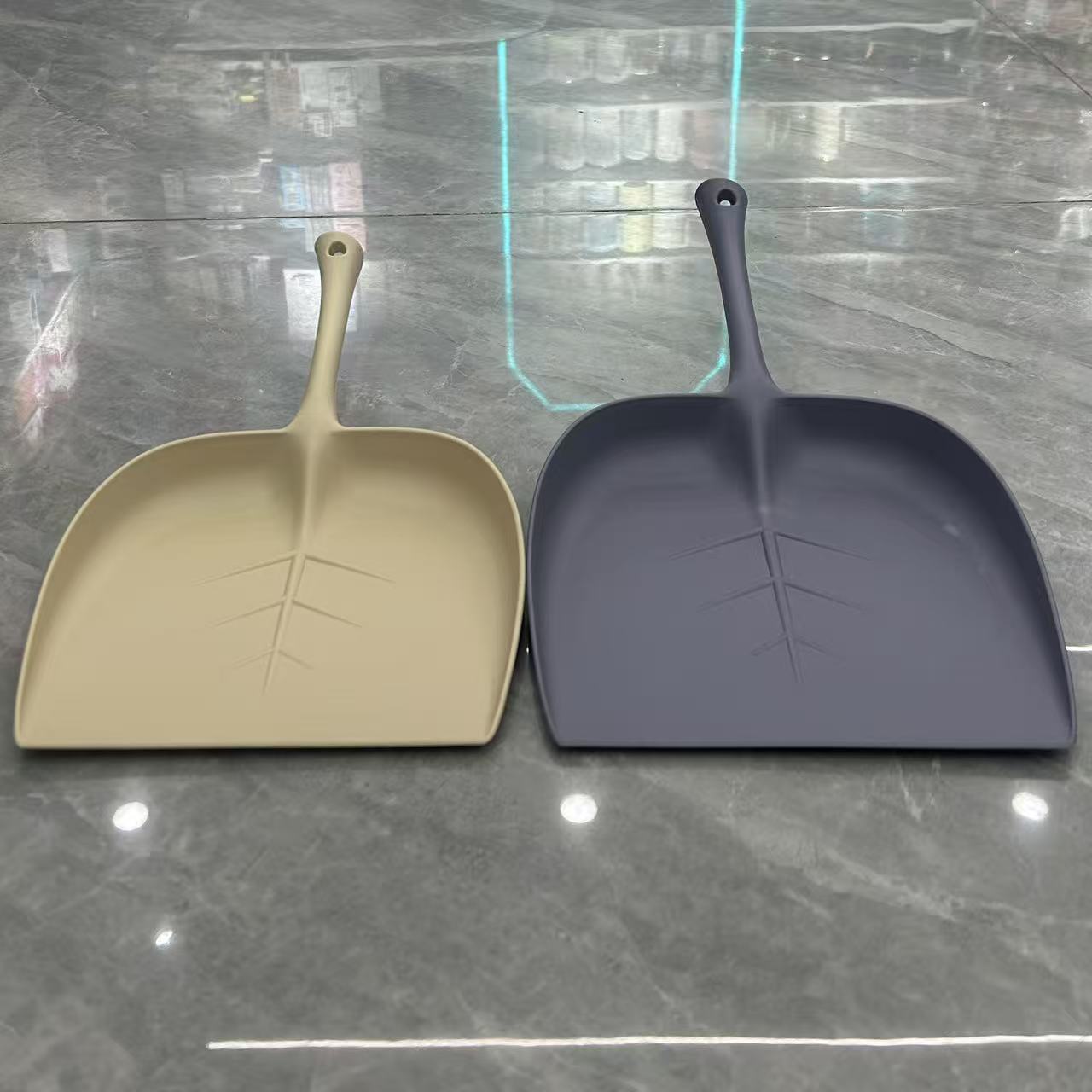 Multi-functional cleaning tools, broom and dustpan set, household sweeping dustpan, small and large dustpan, plastic dustpan wholesale Application Scenario
