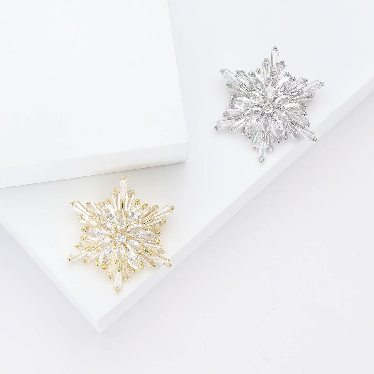 新款韩版时尚微镶铜锆石雪花胸针小香风气质女士服饰胸花饰品别针
