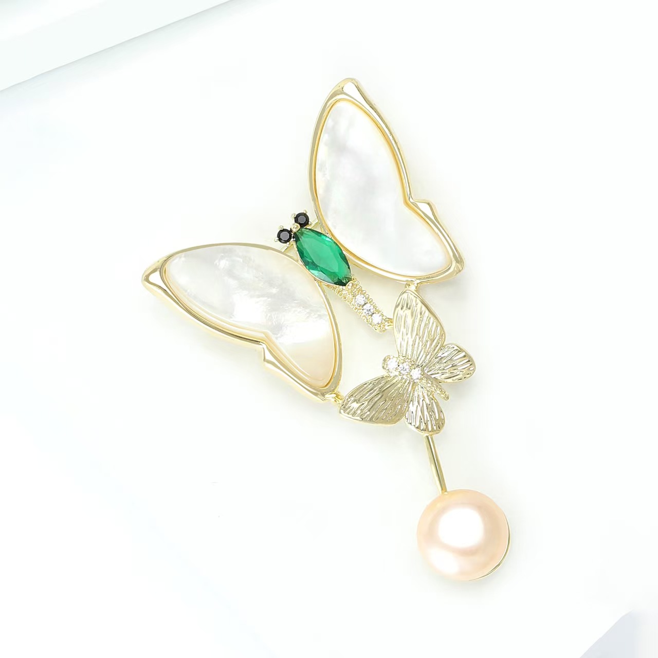 "Golden List Success Mosang Diamond butterfly-shaped brooch, retro alloy oil drip brooch, Unique accessory. Application Scenario