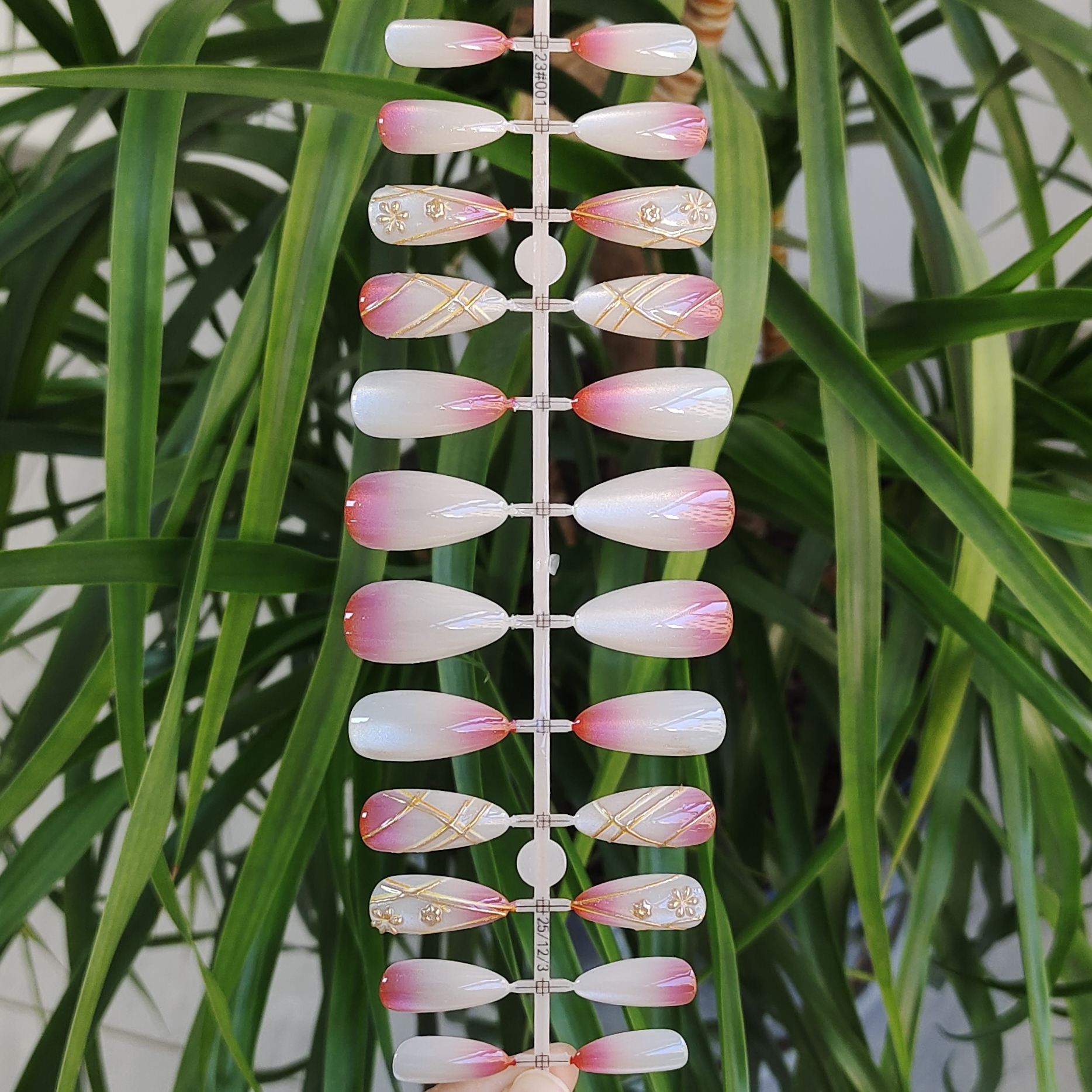 24 PCS PRESS ON NAIL TIPS ALMOND SHAPE CAT EYE AND SHADING STYLE WITH LINES PATTERN full figure