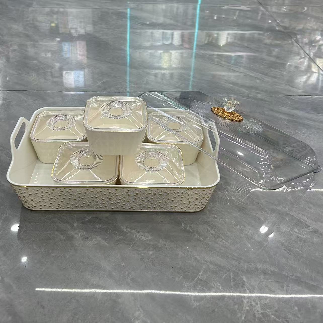 The transparent fruit box with a lid and compartments, made of milk white gold, has a transparent lid for storage. It is a square storage box with a handle, simple and elegant. The compartments are separate and easy to take out Specification image