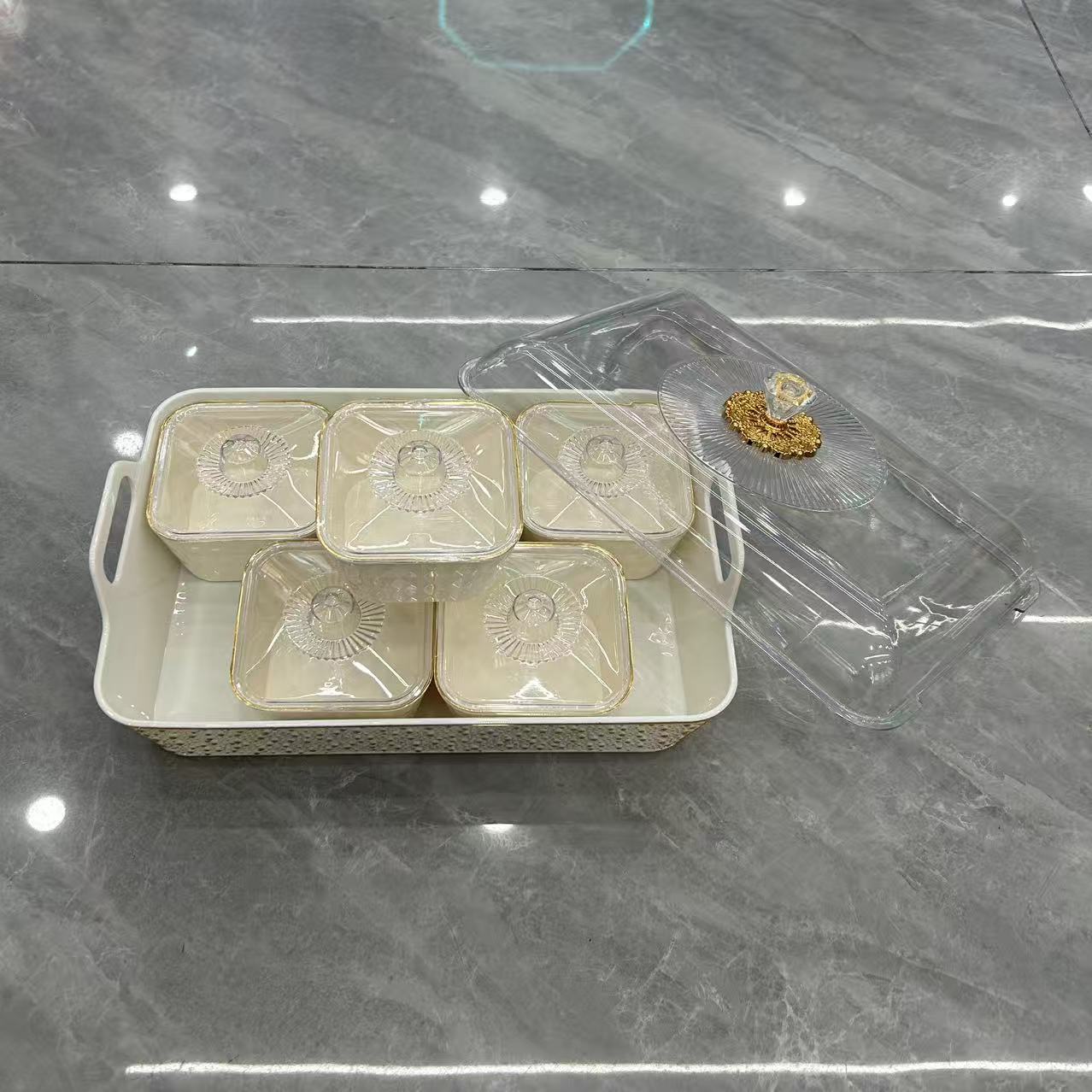 The transparent fruit box with a lid and compartments, made of milk white gold, has a transparent lid for storage. It is a square storage box with a handle, simple and elegant. The compartments are separate and easy to take out Item Picture