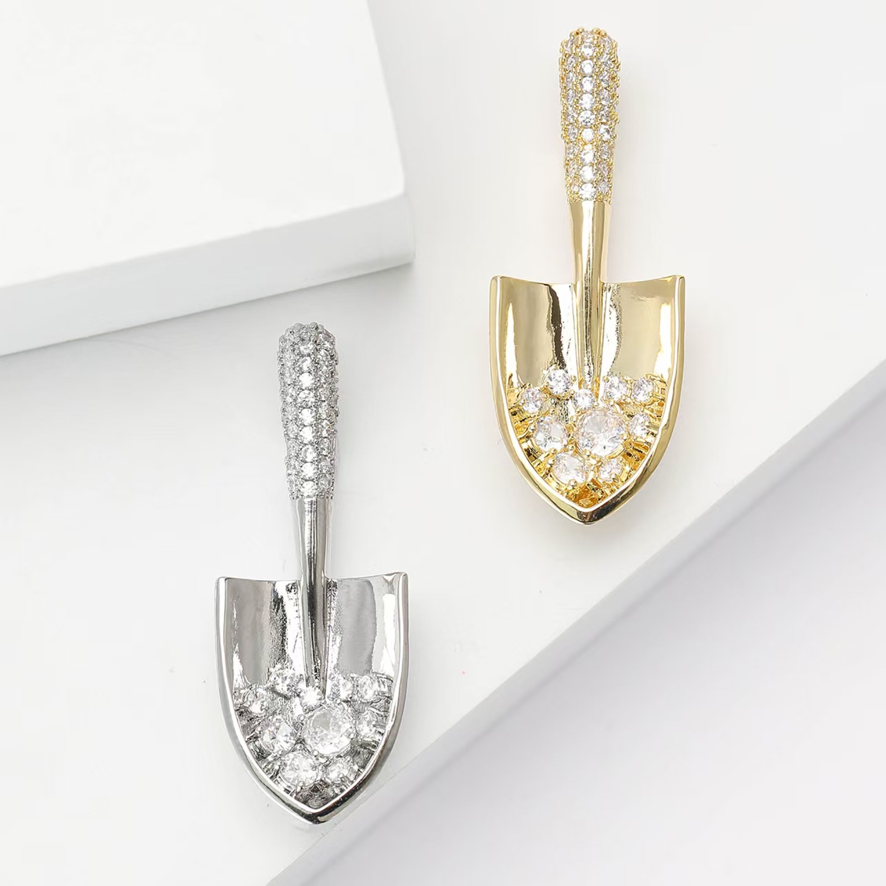 新款创意铜锆石铲子工具胸针小众设计男女西装大衣胸花饰品别针