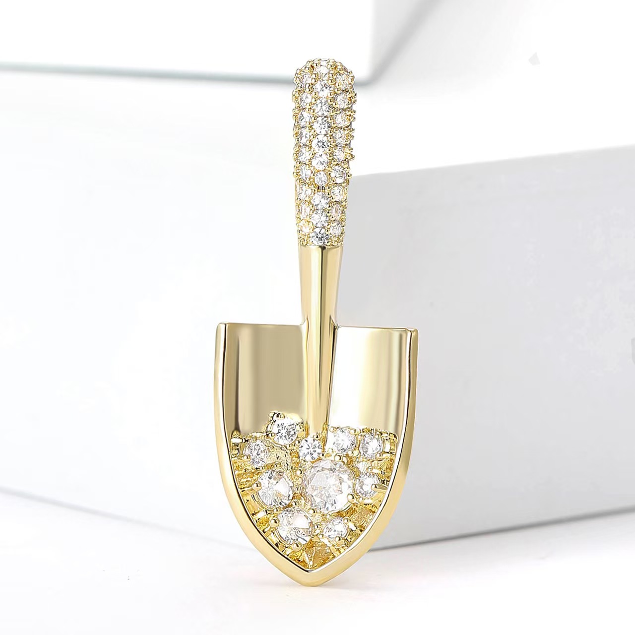 New creative copper zircon shovel tool brooch, niche design men's and women's suit coat brooch accessory pin Specification image