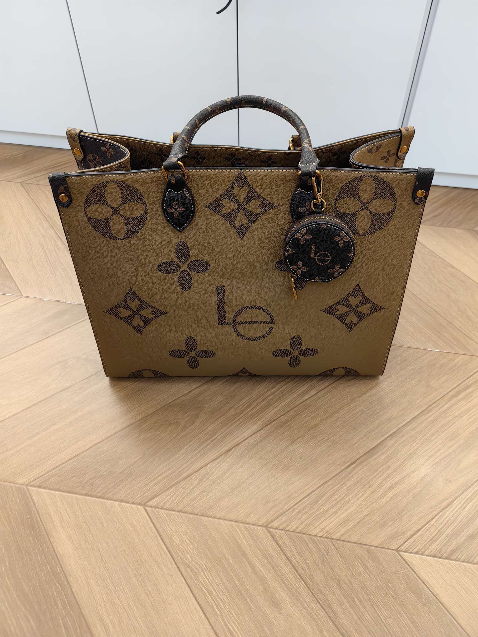 Fashionable women's bags, multi-functional hand-held crossbody bags, casual and versatile leather goods and luggage, trendy new women's bags details Picture