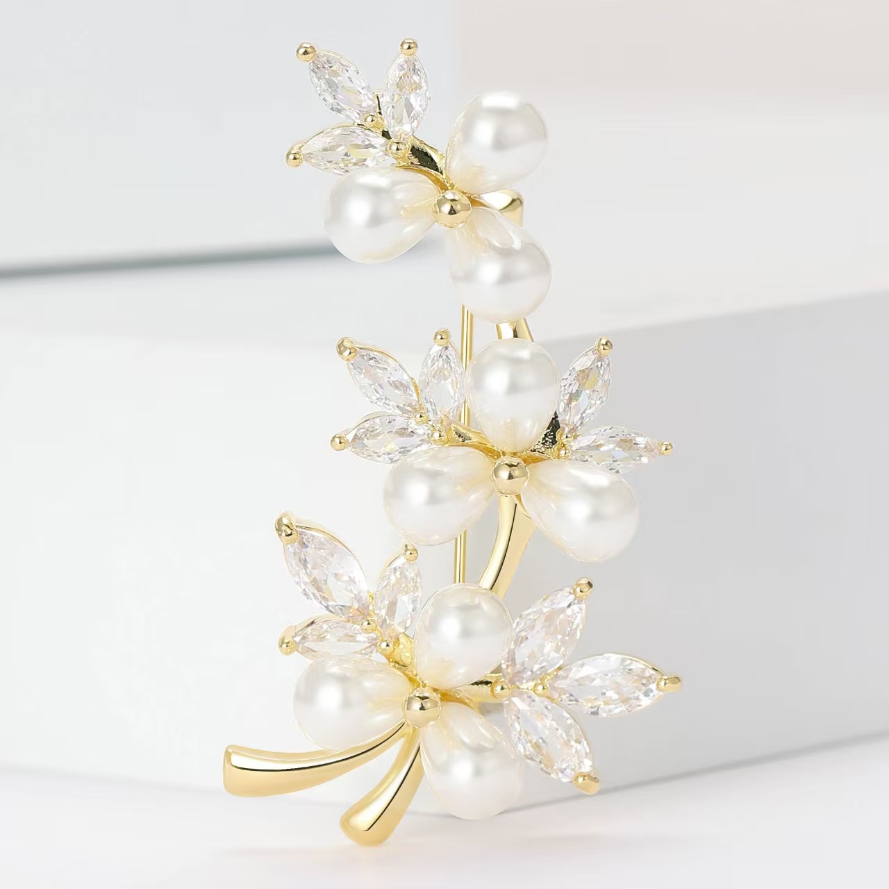 Light luxury and simple pearl tree vine zircon brooch, copper micro-inlaid high-end brooch, anti-exposure pin, classical and elegant accessory details Picture