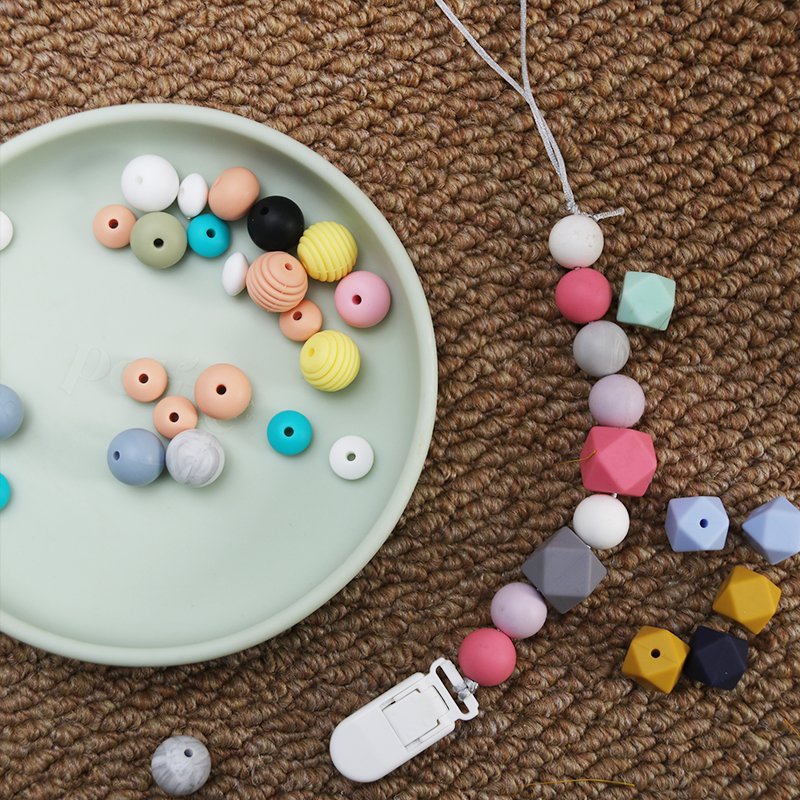 Zhejiang Sheng offers wholesale silicone letter beads in Russian 12mm, DIY pacifier chain loose bead accessories, and chemical adsorbent silicone material Item Picture