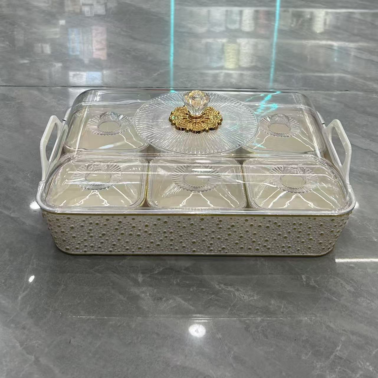 The transparent fruit box with a lid and compartments, made of milk white gold, has a transparent lid for storage. It is a square storage box with a handle, simple and elegant. The compartments are separate and easy to take out