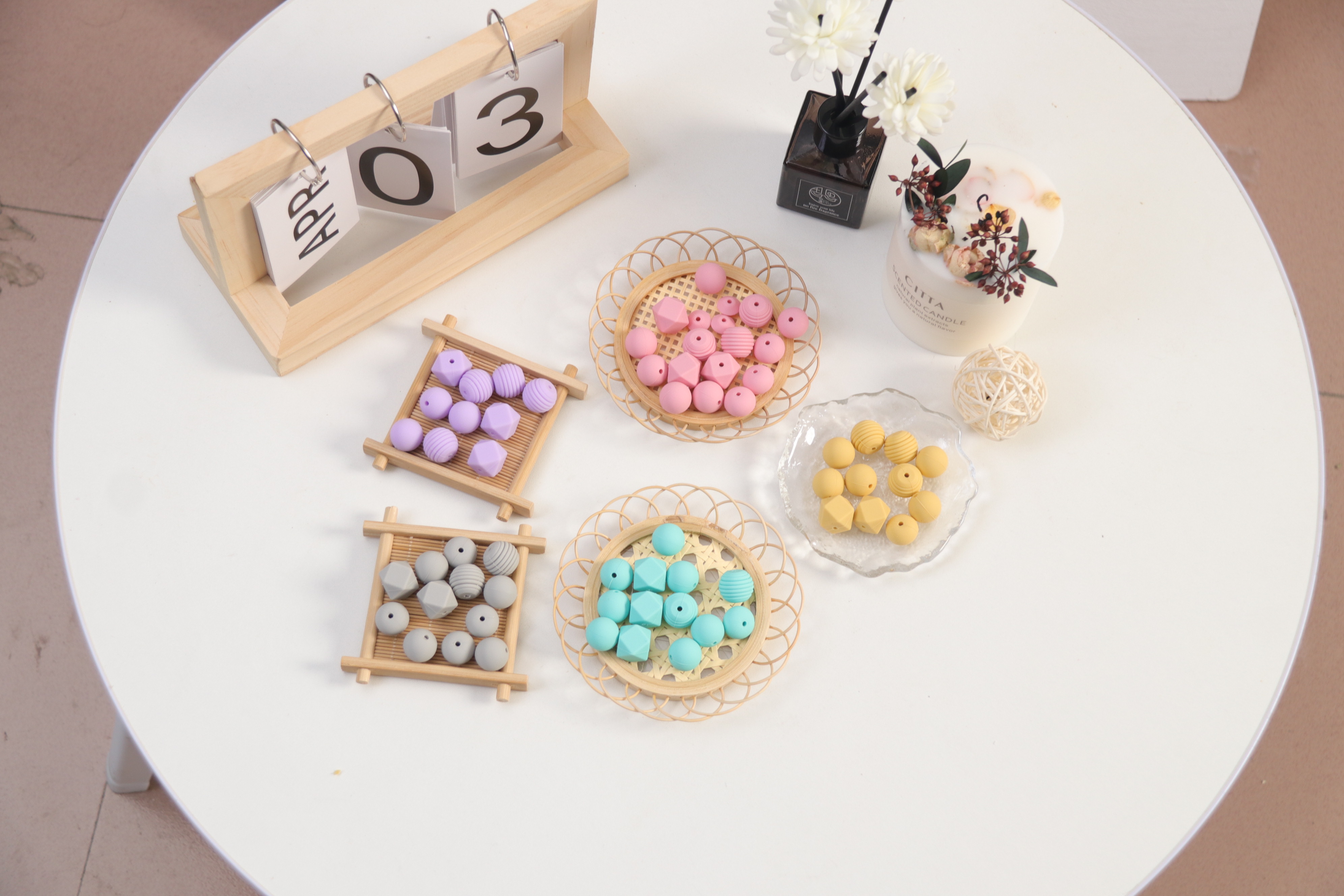 Zhejiang Sheng offers wholesale silicone letter beads in Russian 12mm, DIY pacifier chain loose bead accessories, and chemical adsorbent silicone material details Picture