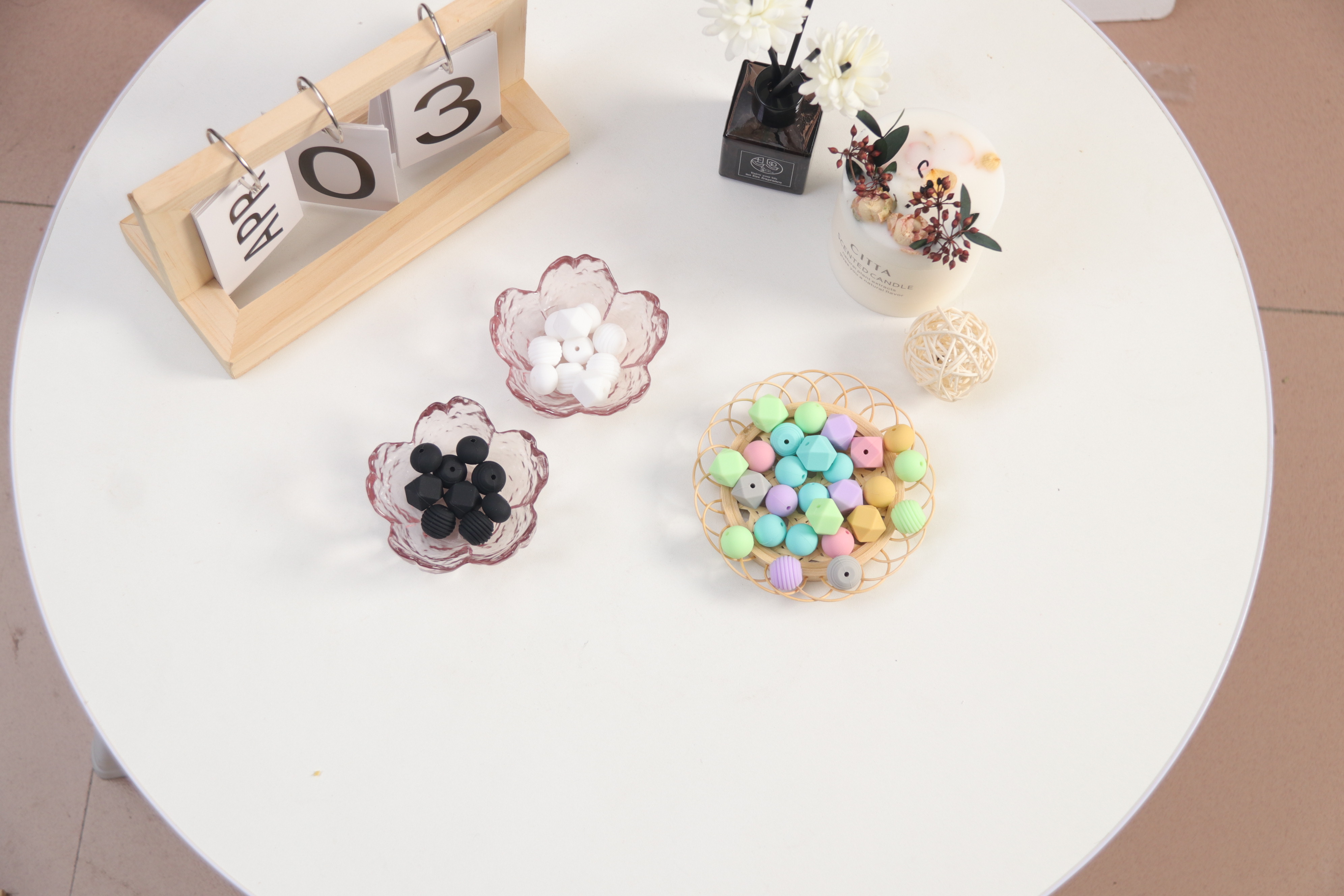 Zhejiang Sheng offers wholesale silicone letter beads in Russian 12mm, DIY pacifier chain loose bead accessories, and chemical adsorbent silicone material Application Scenario