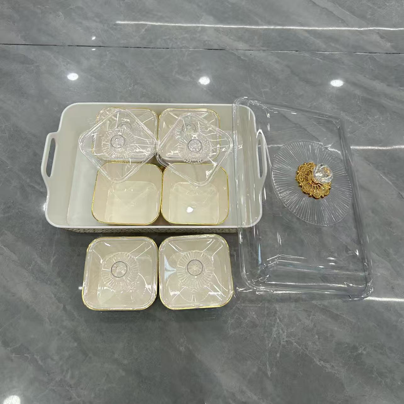 The transparent fruit box with a lid and compartments, made of milk white gold, has a transparent lid for storage. It is a square storage box with a handle, simple and elegant. The compartments are separate and easy to take out details Picture