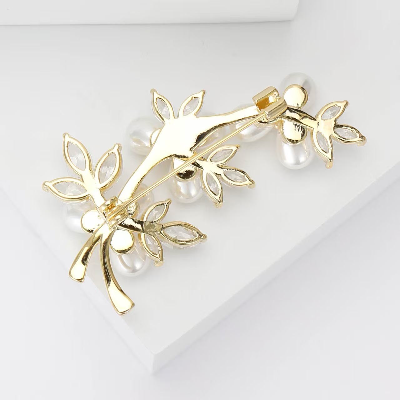 Light luxury and simple pearl tree vine zircon brooch, copper micro-inlaid high-end brooch, anti-exposure pin, classical and elegant accessory Specification image