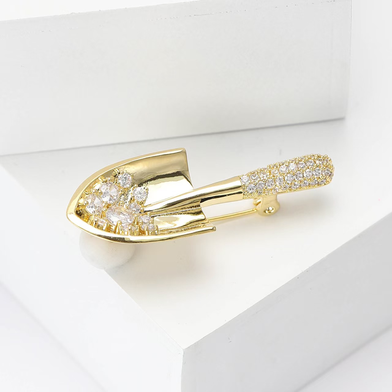 New creative copper zircon shovel tool brooch, niche design men's and women's suit coat brooch accessory pin details Picture