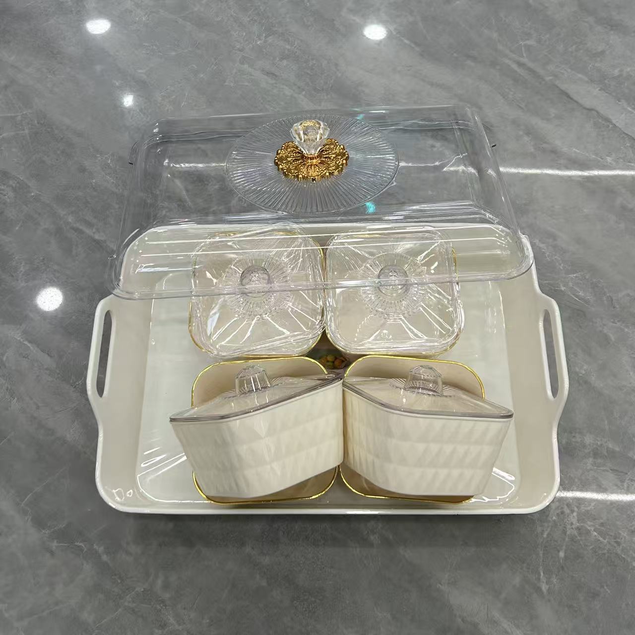 The transparent fruit box with a lid and compartments, made of milk white gold, has a transparent lid for storage. It is a square storage box with a handle, simple and elegant. The compartments are separate and easy to take out Application Scenario