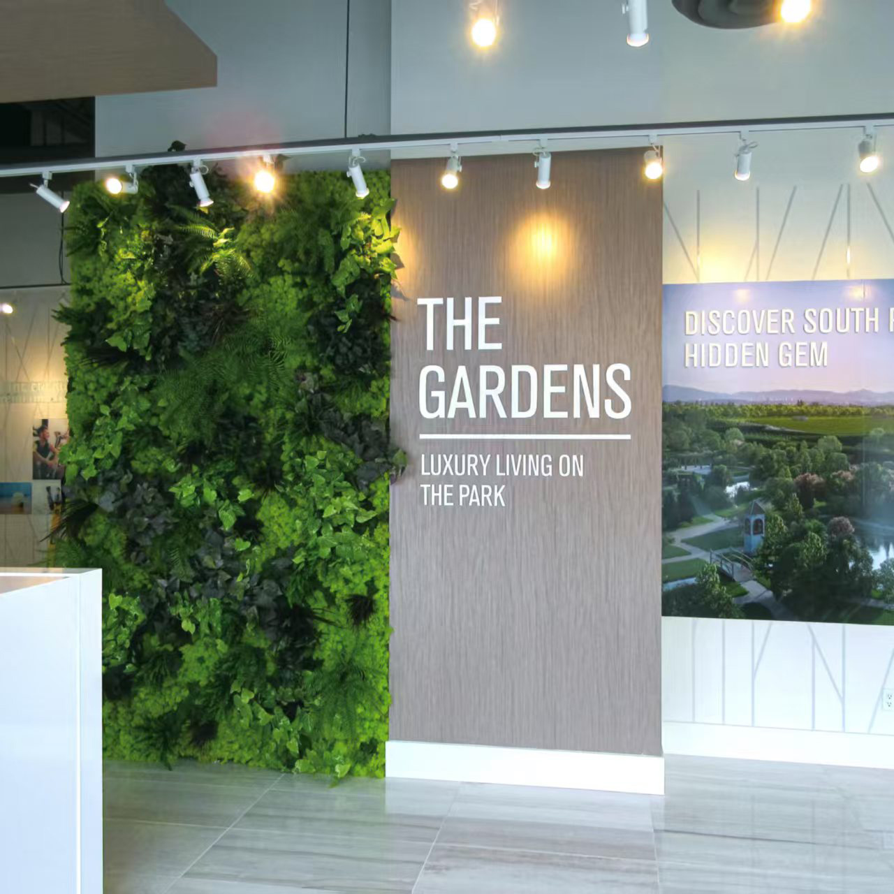 The exhibition layout features artificial plant background boards, lawns, artificial flowers and grass, green plants, and fence walls that can be reused for quick construction and green plant decoration details Picture