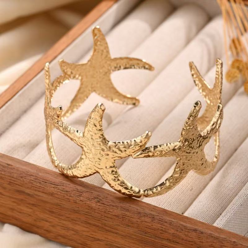 A popular cross-border bestseller in Europe and America, fashionable starfish women's metallic and personalized bracelet details Picture