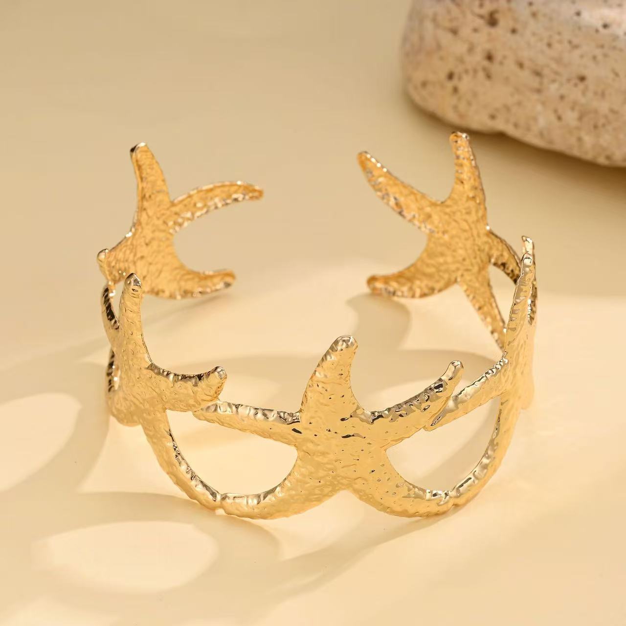 A popular cross-border bestseller in Europe and America, fashionable starfish women's metallic and personalized bracelet Item Picture