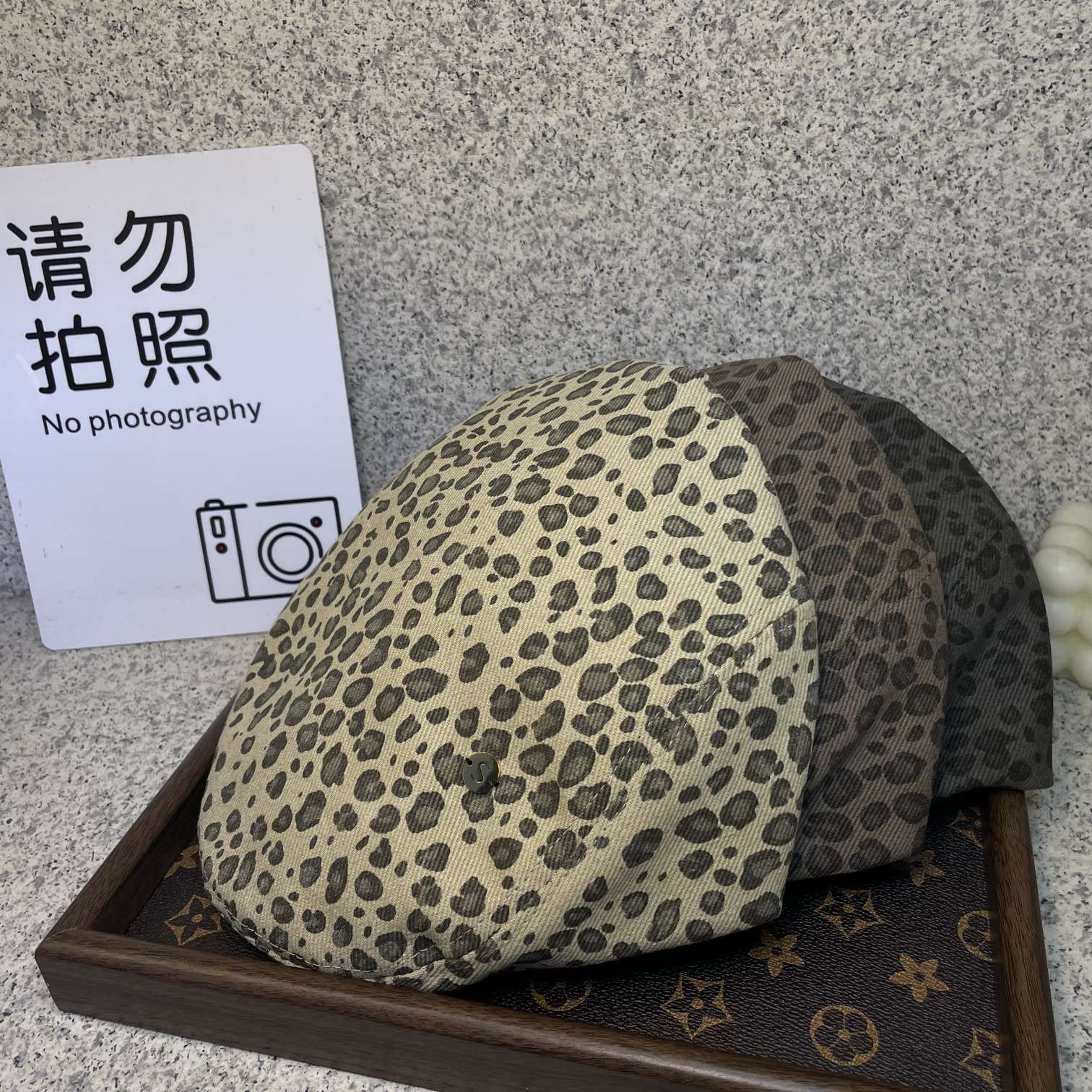 Spring and summer hot girl's little leopard print forward hat for both men and women, old money style Application Scenario