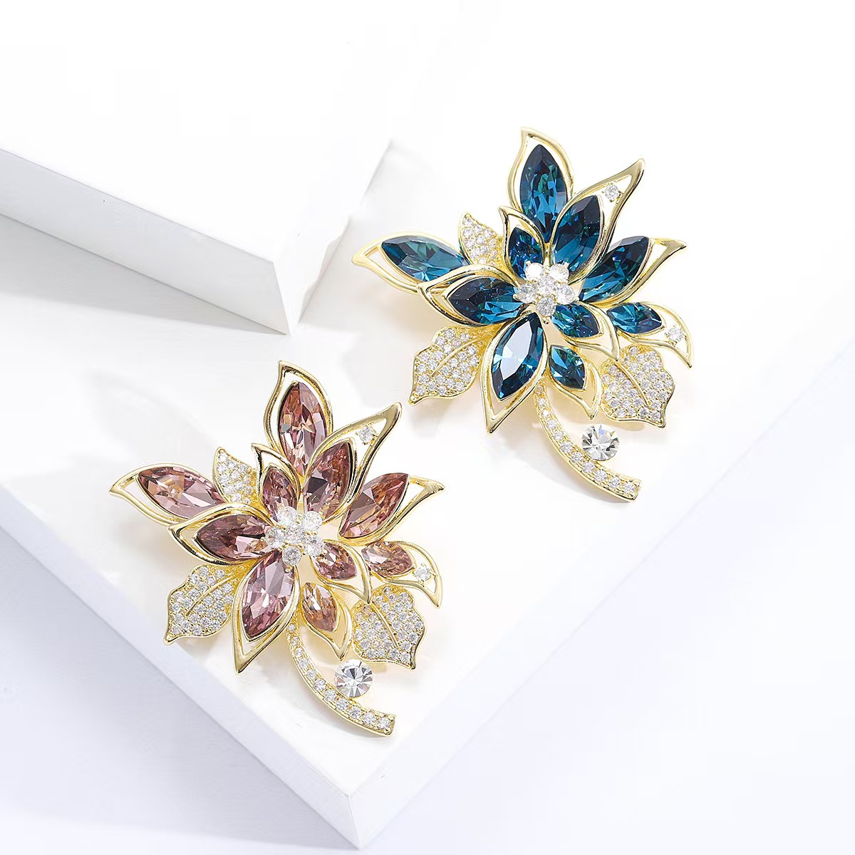 Light luxury and high-end crystal floral brooch, slightly inlaid zircon copper gold-plated brooch, elegant and refined brooch accessories wholesale