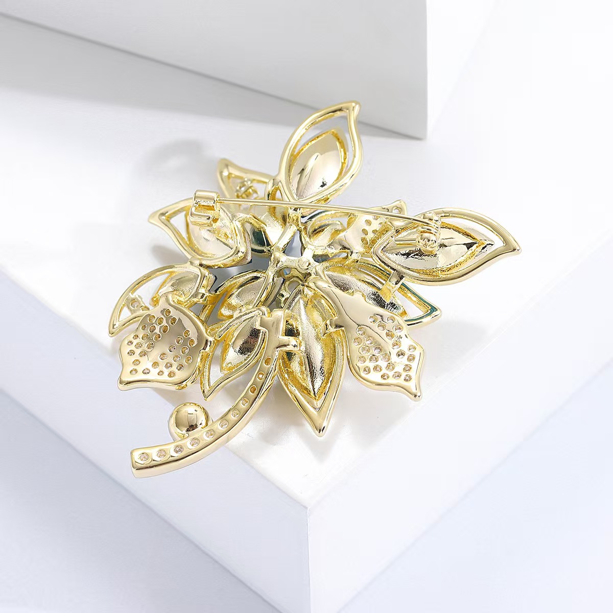 Light luxury and high-end crystal floral brooch, slightly inlaid zircon copper gold-plated brooch, elegant and refined brooch accessories wholesale pic 3