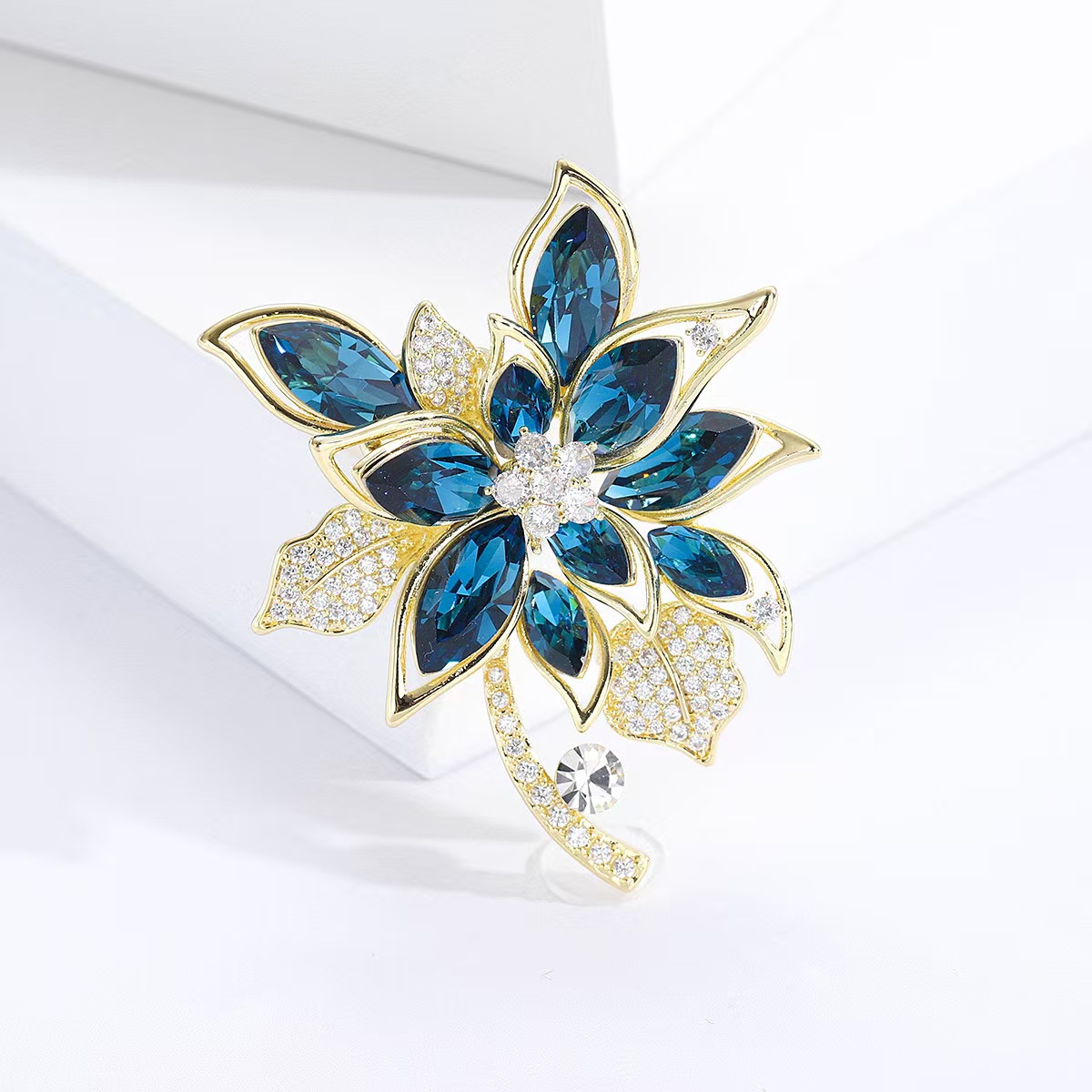 Light luxury and high-end crystal floral brooch, slightly inlaid zircon copper gold-plated brooch, elegant and refined brooch accessories wholesale details Picture