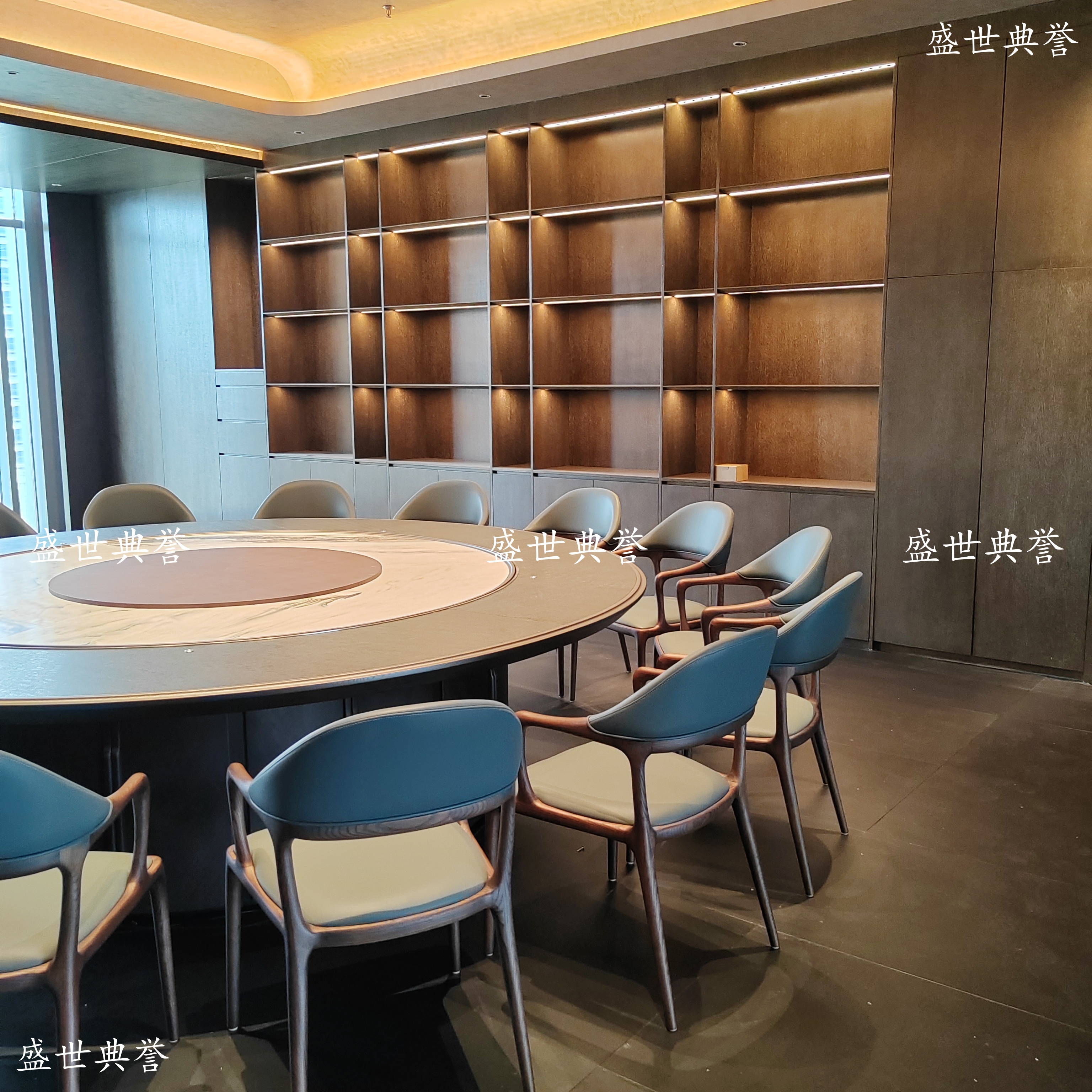 Modern and light luxury dining tables and chairs for Zhoushan Seafood Hotel, new solid wood chairs for resort hotel, and electric tables and chairs for club reception Specification image