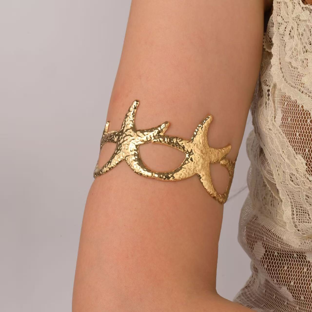 A popular cross-border bestseller in Europe and America, fashionable starfish women's metallic and personalized bracelet Application Scenario