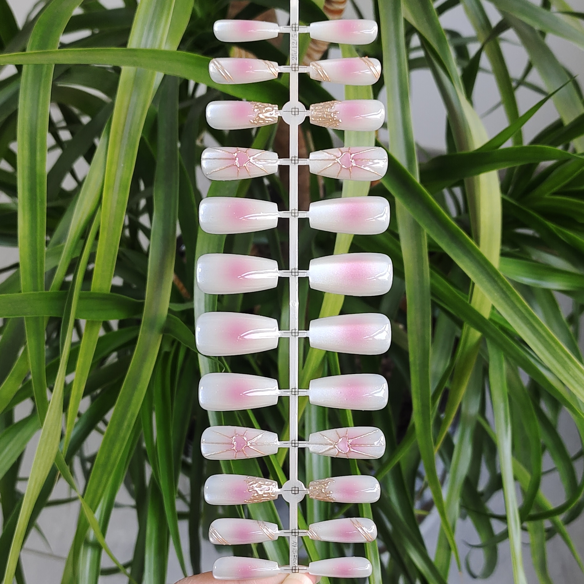 24 PCS PRESS ON NAIL TIPS MEDIUM COFFIN SHAPE 3D GEL NAIL ART AND CAT EYE EFFECT WITH LOVE PATTERN full figure