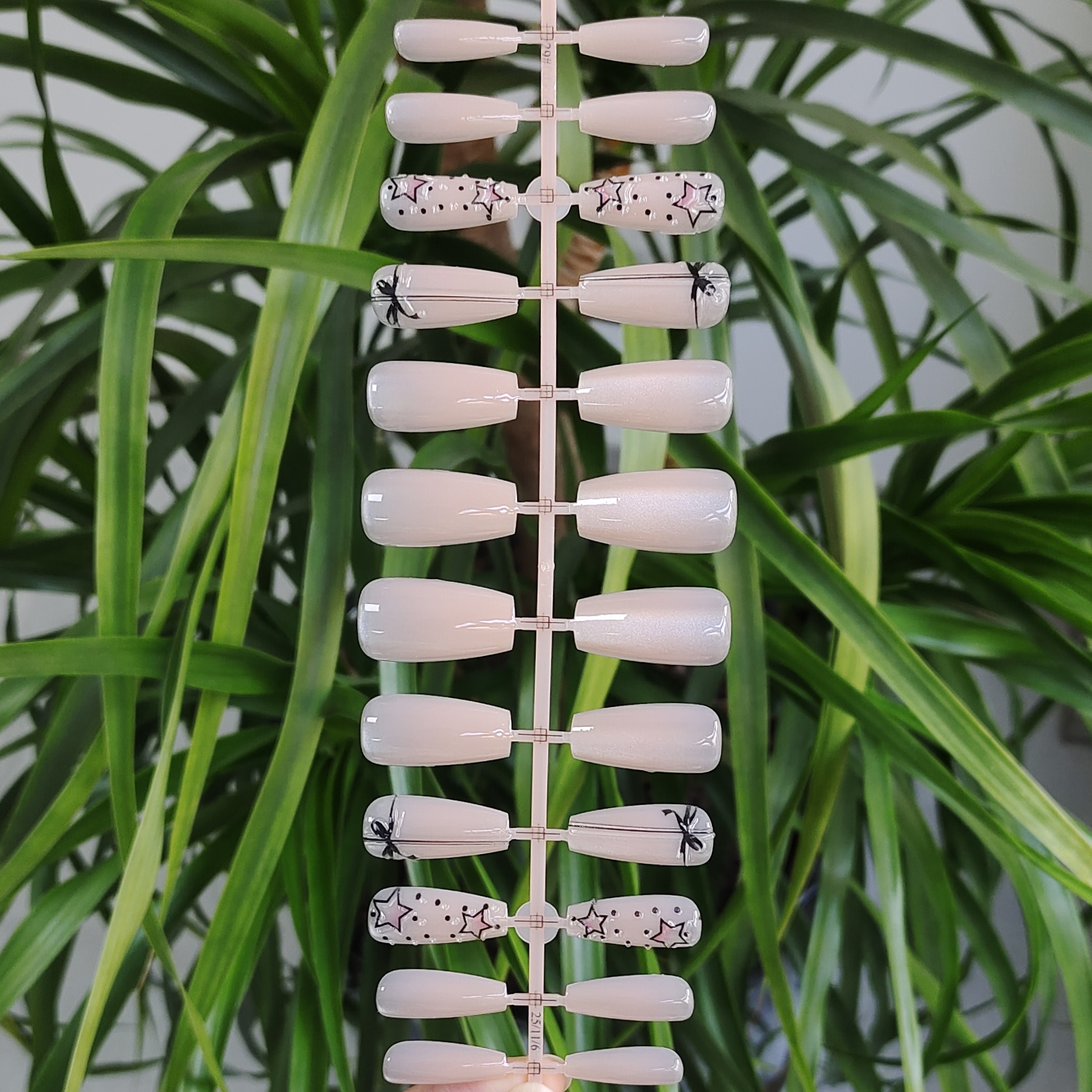 24 PCS PRESS ON NAIL TIPS MEDIUM COFFIN SHAPE 3D GEL NAIL ART AND CAT EYE EFFECT WITH DOT AND STARS PATTERN full figure
