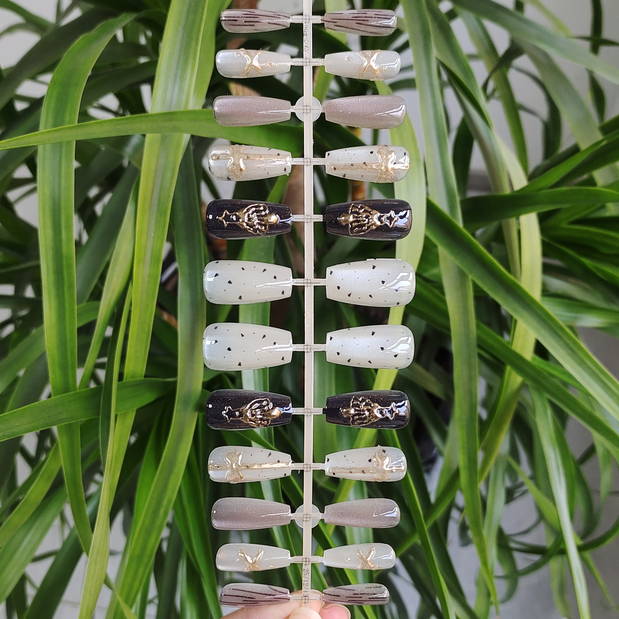 24 PCS PRESS ON NAIL TIPS MEDIUM COFFIN SHAPE 3D GEL NAIL ART AND CAT EYE EFFECT WITH CHRISTMAS TREE PATTERN full figure