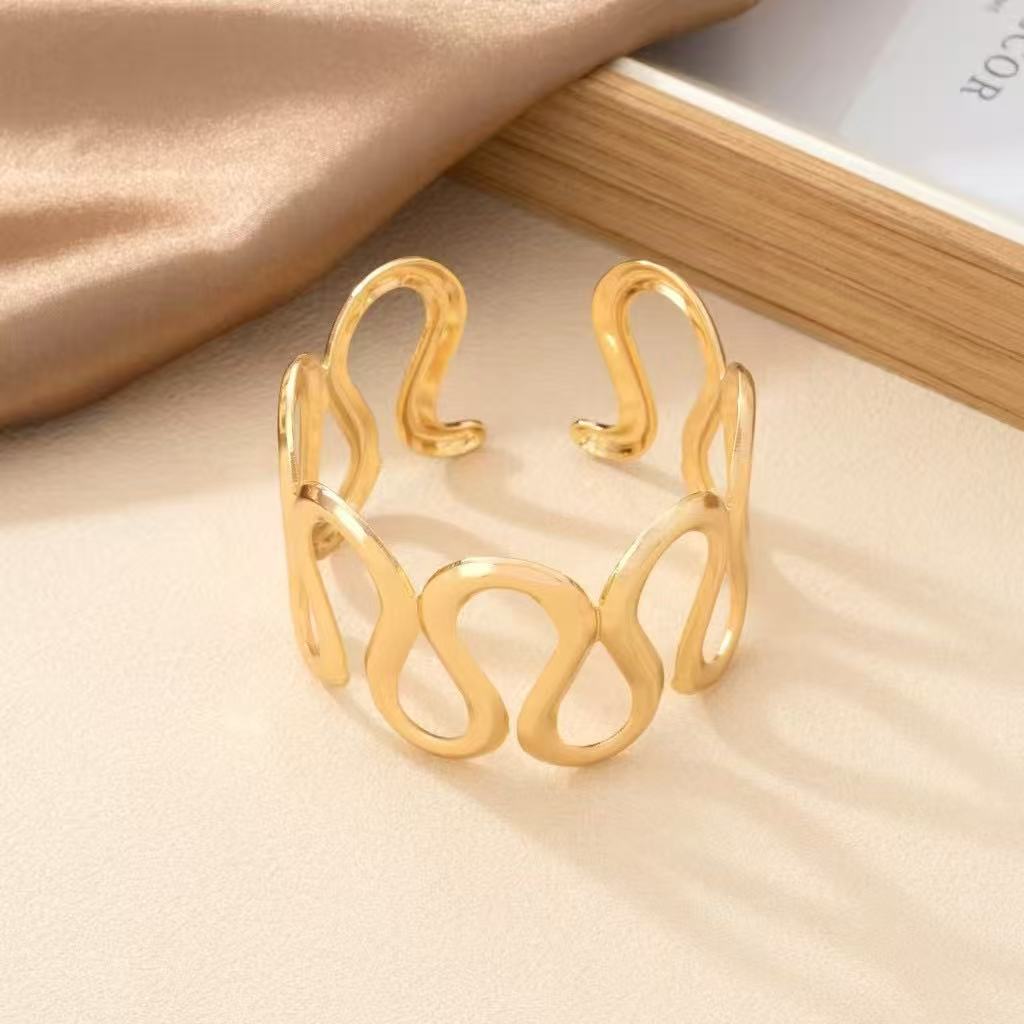 A popular cross-border bestseller in Europe and America, fashionable wavy women's metallic personalized bracelet