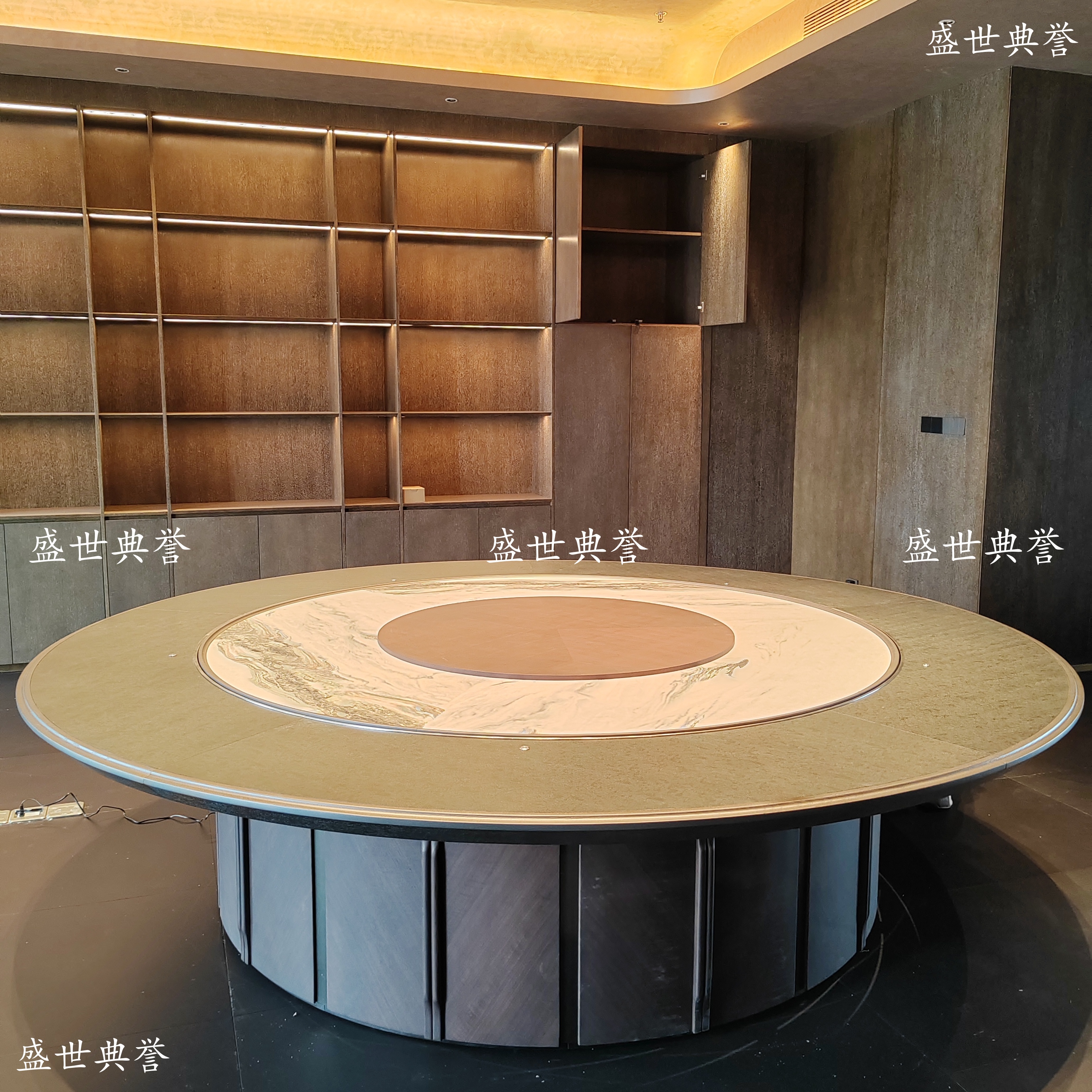 漳州国际饭店实木电动餐桌椅会议中心包厢圆桌20人平转盘电动餐桌产品图