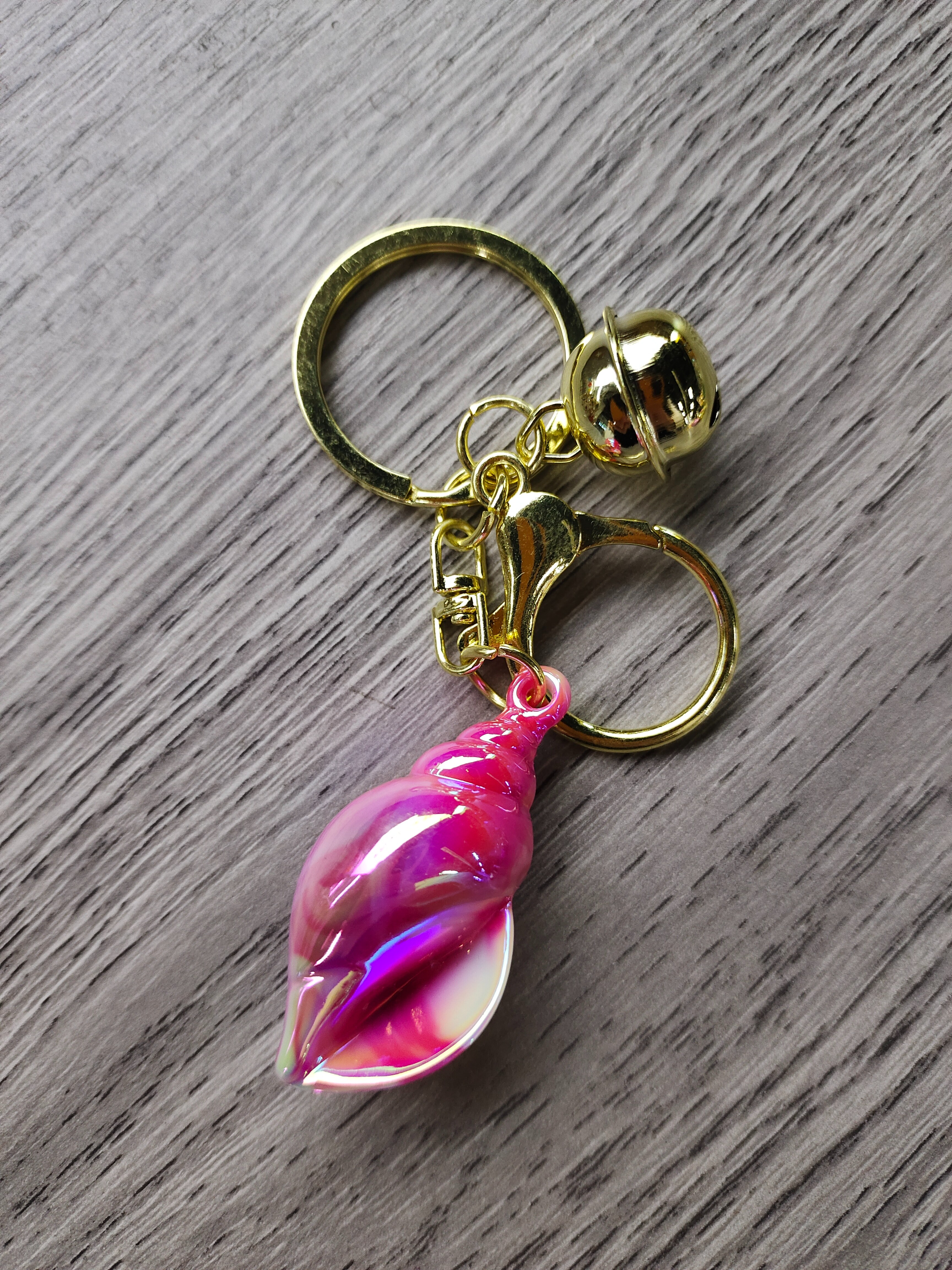 网红电镀炫彩亚克力海螺钥匙扣玫红