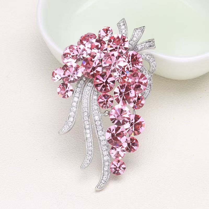 Wholesale of high-end Korean copper-inlaid zircon corsages, elegant violet crystal brooches, fashionable and grand suit accessories